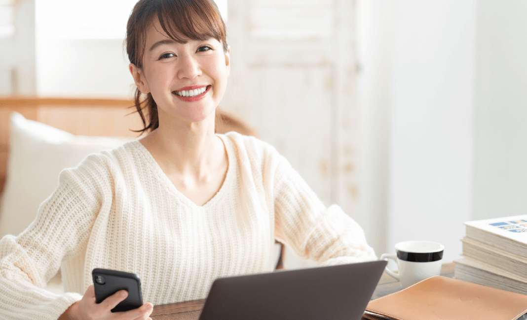 pcで学習する女性