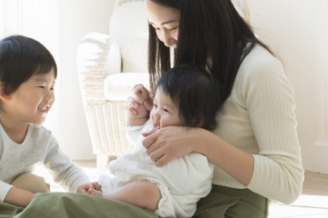 生後半年の子を含む３人の子育てを